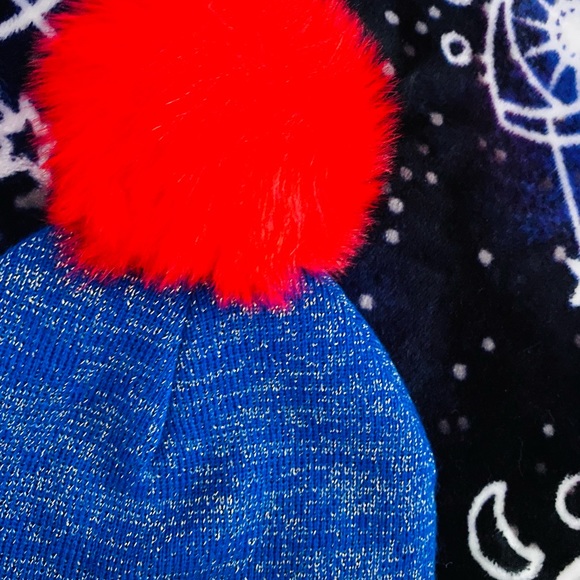 Kids Wonder Woman beanie w poof - Picture 2 of 6